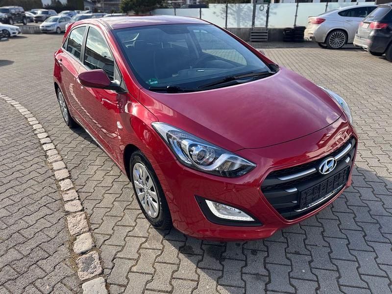 Gebraucht Hyundai i30 Classic 101 PS (74 kW) 2016 Rot Limousine