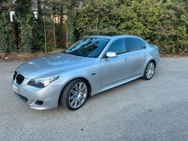 Silber Gebraucht 2009 BMW 525 M Sport Limousine | 8.895 € - Bild 1/4