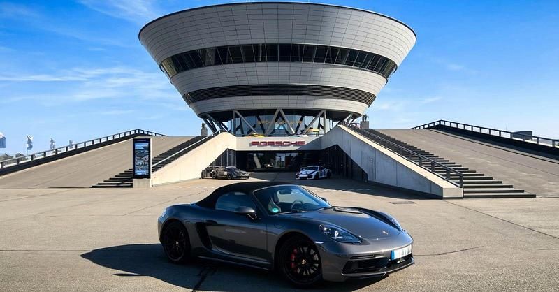 Grau Gebraucht 2024 Porsche 718 Boxster Cabrio | 96.449 € (Superpreis) - Bild 1/4