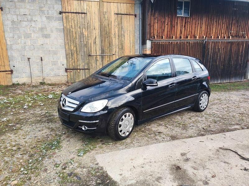Schwarz Gebraucht 2011 Mercedes B180 Van / Kleinbus | 3.500 € (Fairer Preis) - Bild 1/4