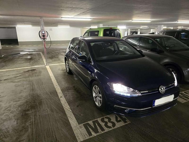 Gebraucht VW Golf VII Highline 131 PS (96 kW) 2017 Blau Kleinwagen