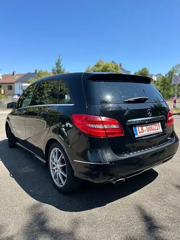 Gebraucht Mercedes B180 122 PS (89 kW) 2011 Schwarz Kleinwagen