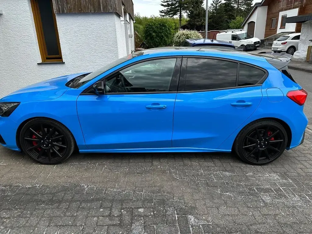 Używany Ford Focus ST 280 KM (205 kW) 2023 Niebieski Sedan/Limuzyna