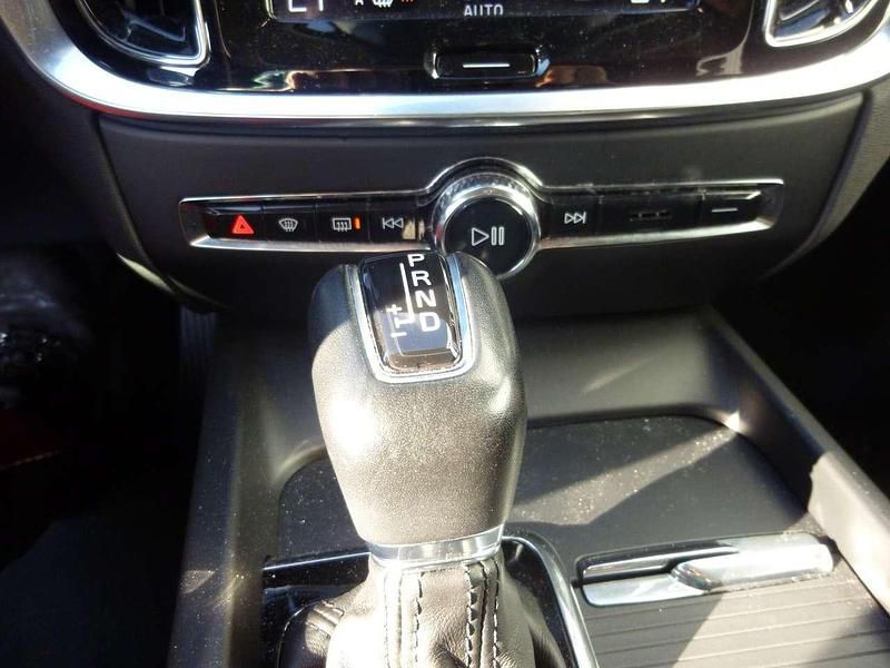Gebraucht Volvo V60 Momentum 190 PS (139 kW) 2019 Black stone Kombi