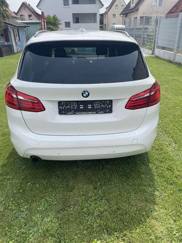 Weiß Gebraucht 2015 BMW 218 Van / Kleinbus | 11.700 € (Fairer Preis) - Bild 1/4