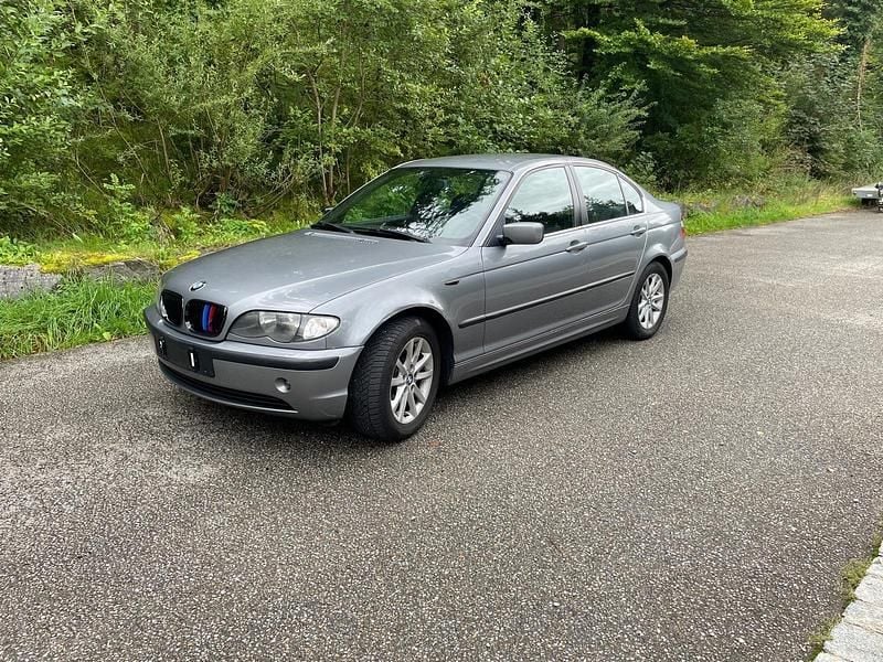 Grau Gebraucht 2005 BMW 318 Limousine | 2.450 € (Fairer Preis) - Bild 1/4