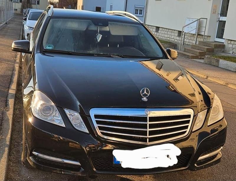 Schwarz Gebraucht 2010 Mercedes E350 Avantgarde Kombi | 7.700 € (Fairer Preis) - Bild 1/4