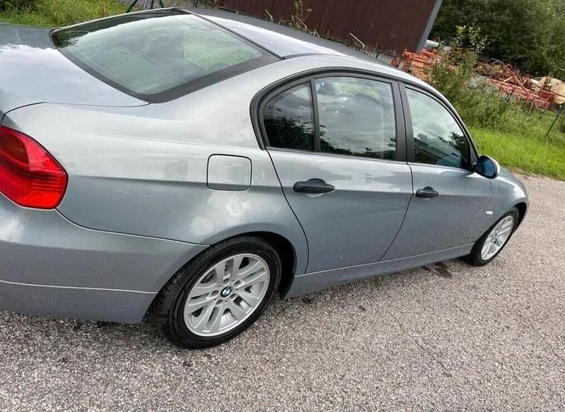 Grau Gebraucht 2005 BMW 318 Limousine | 4.300 € (Teuer) - Bild 1/4