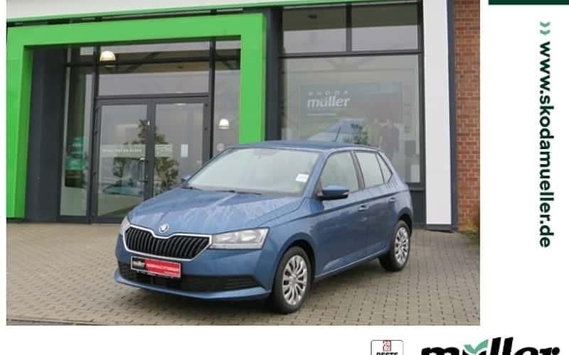 Blau (titanblau metallic) Gebraucht 2021 Skoda Fabia Ambition Limousine | 9.990 € (Guter Preis) - Bild 1/4