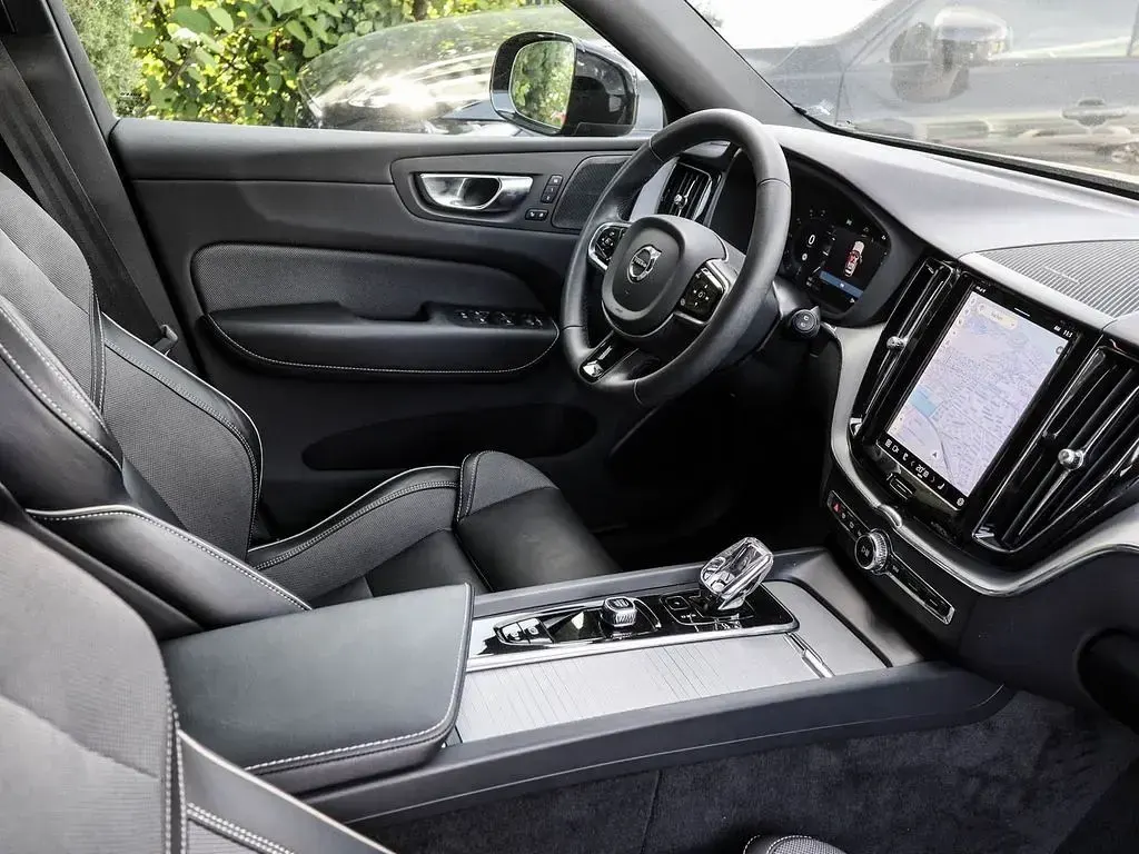 Gebraucht Volvo XC60 Plus 197 PS (144 kW) 2023 Grau SUV