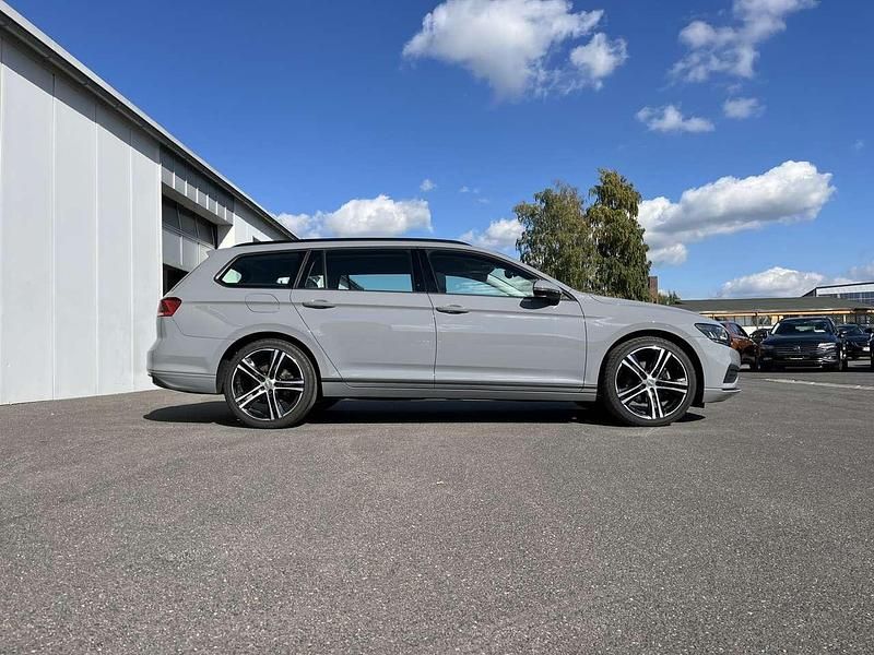 Gebraucht VW Passat R-line 150 PS (110 kW) 2022 Mondsteingrau Kombi