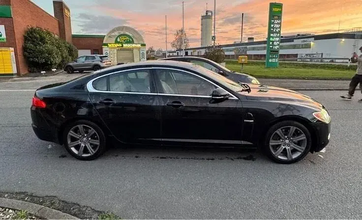 Gebraucht Jaguar XF Luxury 211 PS (155 kW) 2011 Schwarz Limousine