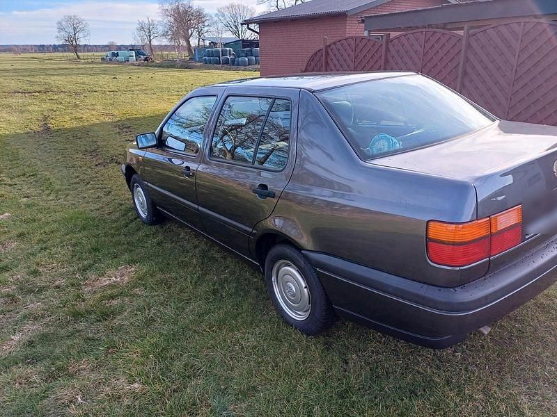 Gebraucht VW Vento 90 PS (66 kW) 1992 Grau Limousine
