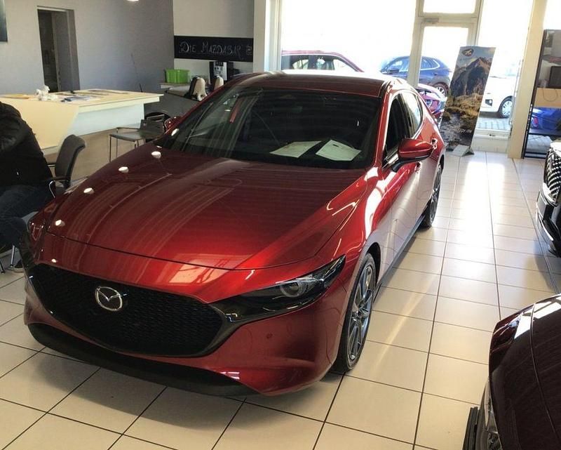 Neu Mazda 3 140 PS (102 kW) 2025 Rot Limousine