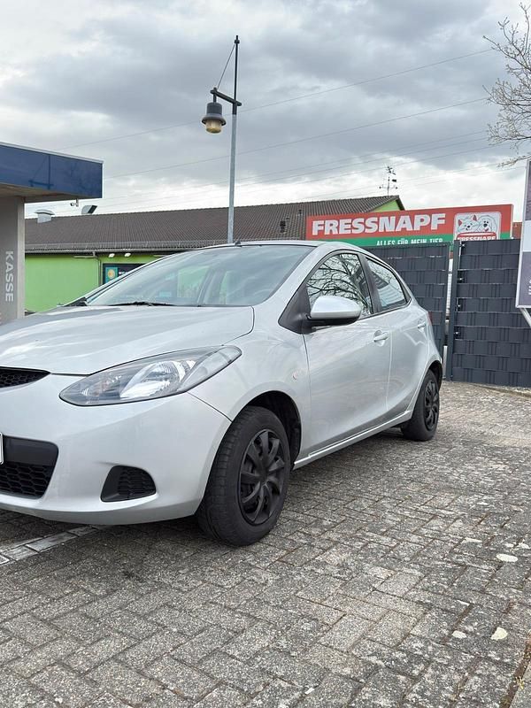Gebraucht Mazda 2 Inclusive 75 PS (55 kW) 2009 Silber Kleinwagen