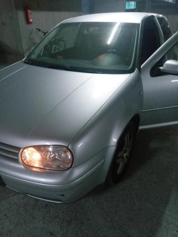 Silber Gebraucht 2002 VW Golf IV Kleinwagen | 900 € (Fairer Preis) - Bild 1/4