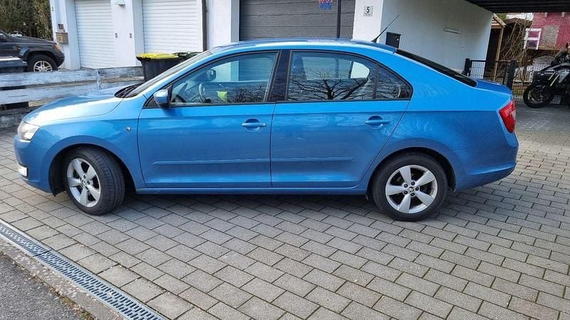 Gebraucht Skoda Rapid Ambition 105 PS (77 kW) 2012 Blau Kleinwagen