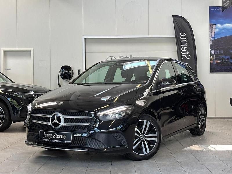 Lack kosmosschwarz Gebraucht 2020 Mercedes B200 Progressive Van / Kleinbus | 25.880 € (Fairer Preis) - Bild 1/4