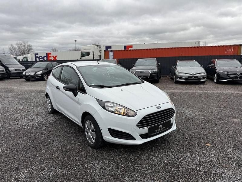 Gebraucht Ford Fiesta Ambiente 60 PS (44 kW) 2014 Weiß Kleinwagen