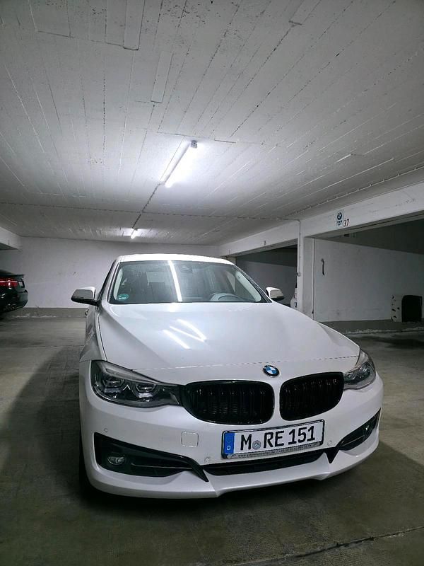 Weiß Gebraucht 2017 BMW 320 Gran Turismo Sport Line Limousine | 14.899 € (Fairer Preis) - Bild 1/4