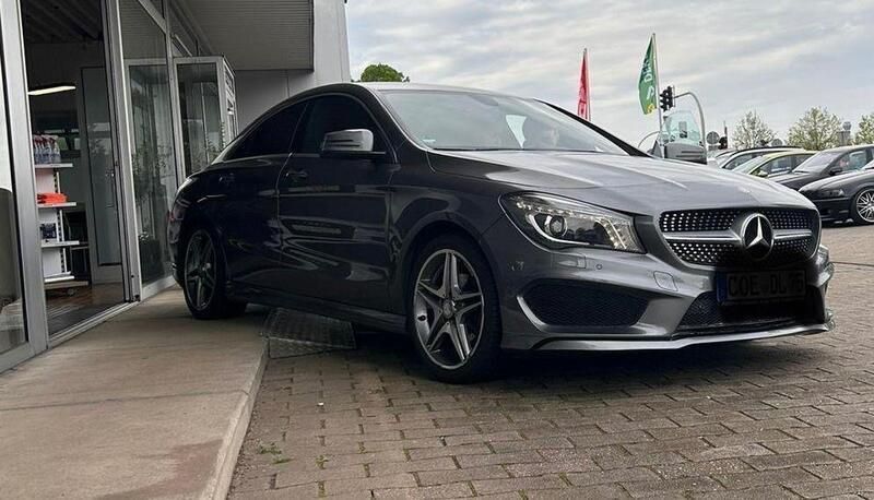 Grau Gebraucht 2014 Mercedes CLA200 AMG line Coupé | 14.500 € (Guter Preis) - Bild 1/4