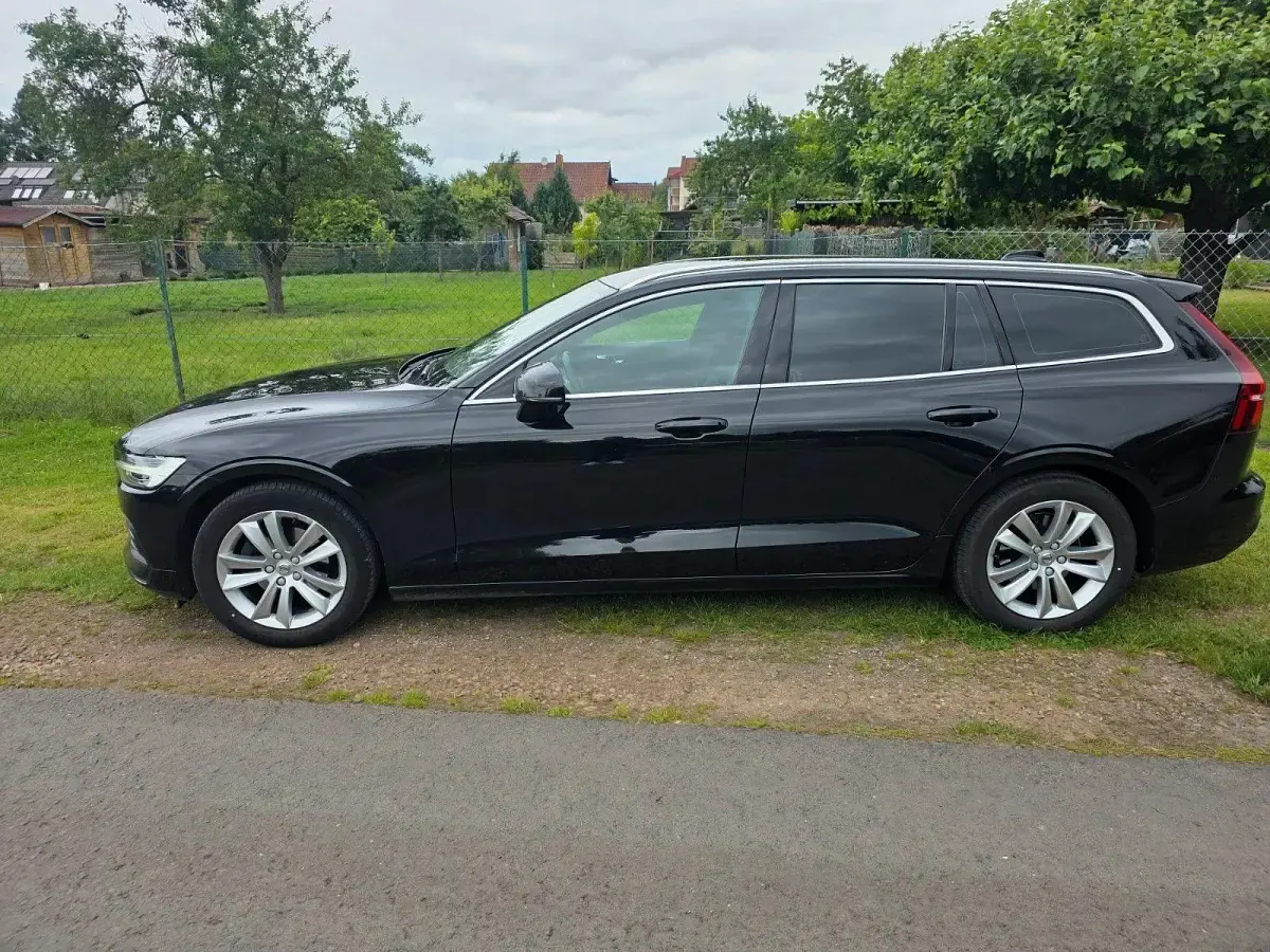 Gebraucht Volvo V60 Momentum 150 PS (110 kW) 2019 Schwarz Kombi