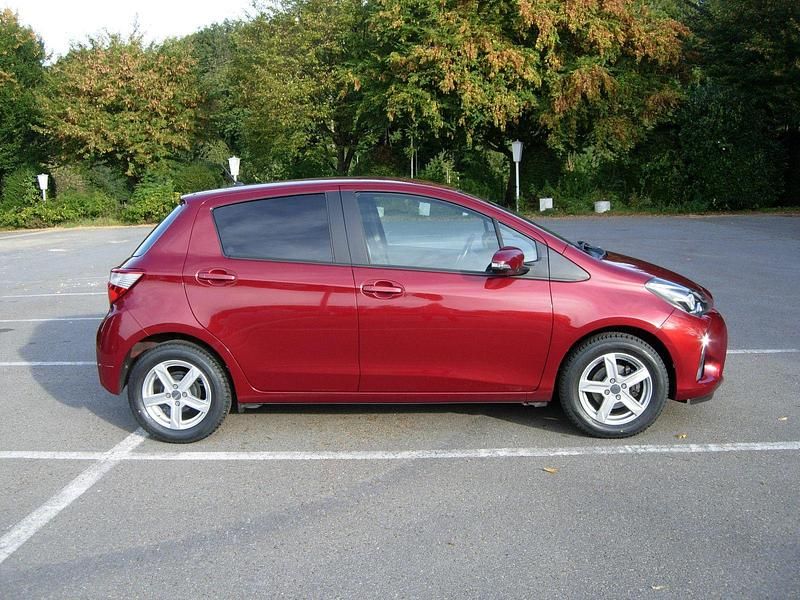 Gebraucht Toyota Yaris Comfort 69 PS (50 kW) 2017 Rot Kleinwagen