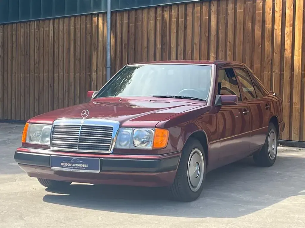 Gebraucht Mercedes E200 118 PS (86 kW) 1989 Rot Limousine