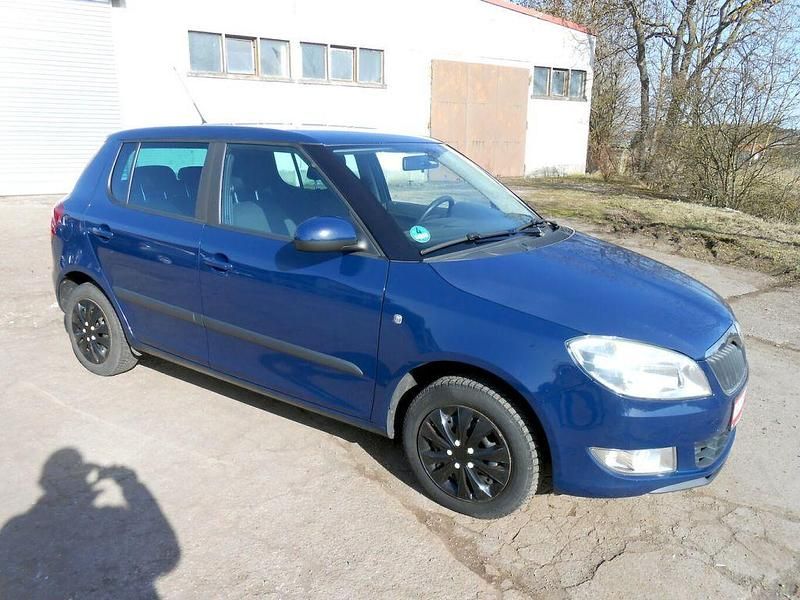 Gebraucht Skoda Fabia Ambiente 60 PS (44 kW) 2011 Pazifikblau Limousine