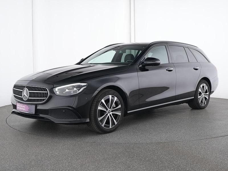 Obsidianschwarz Gebraucht 2022 Mercedes E300 Avantgarde Limousine | 29.942 € (Superpreis) - Bild 1/4