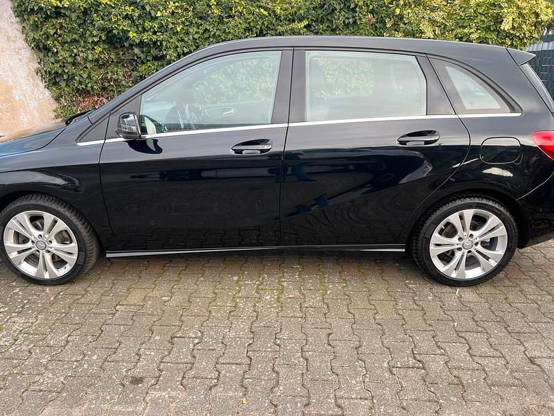 Gebraucht Mercedes B180 122 PS (89 kW) 2015 Schwarz Van / Kleinbus