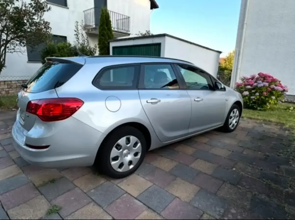 Gebraucht Opel Astra 110 PS (80 kW) 2012 Silber Kombi