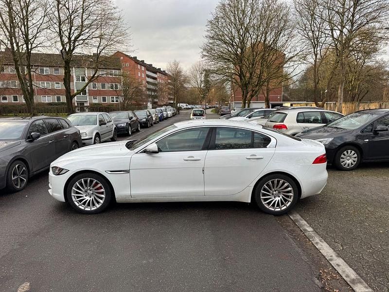 Gebraucht Jaguar XE Portfolio 179 PS (131 kW) 2015 Weiß Limousine