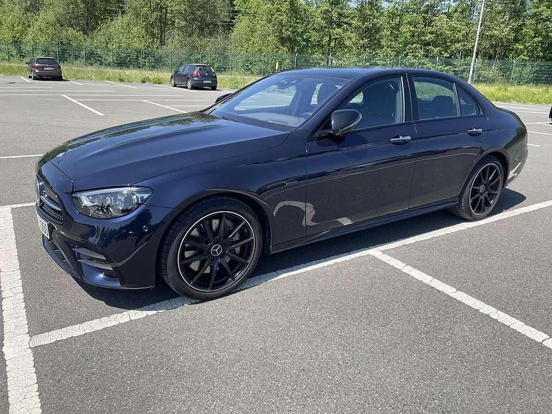 Blau Gebraucht 2023 Mercedes E400 AMG Limousine | 62.500 € - Bild 1/4