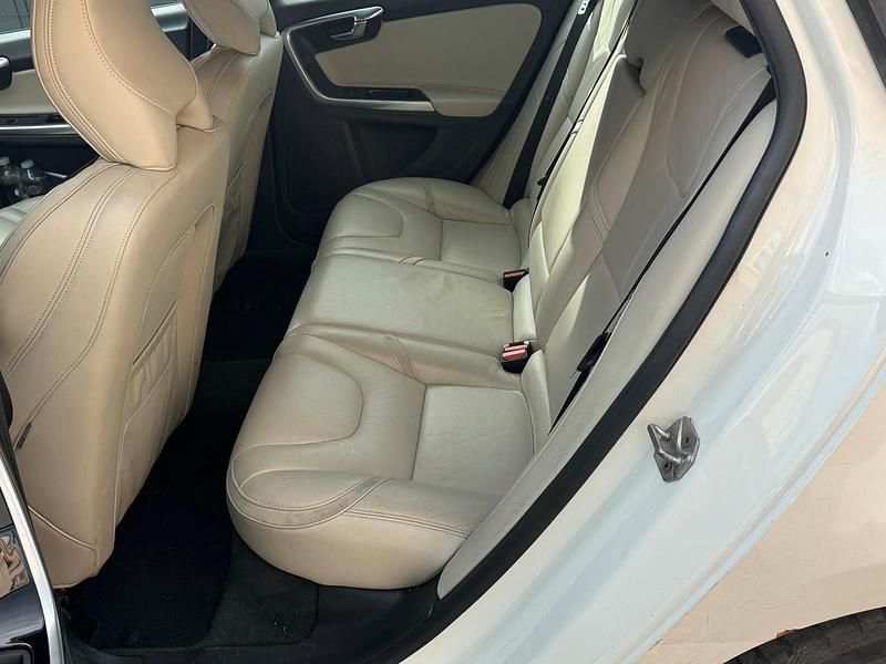 Gebraucht Volvo V60 R-Design 235 PS (172 kW) 2016 Weiß Kombi