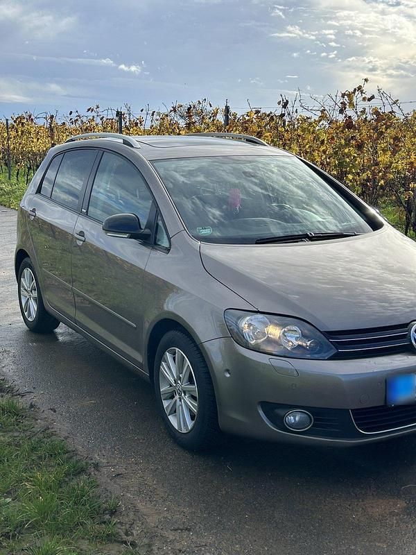 Gebraucht VW Golf VI Style 105 PS (77 kW) 2011 Gold Kleinwagen