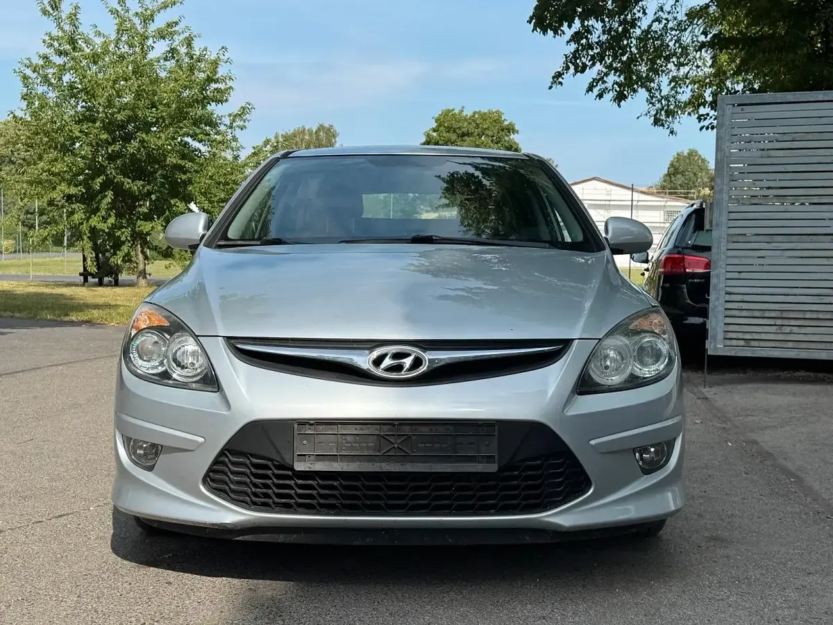 Gebraucht Hyundai i30 90 PS (66 kW) 2011 Silber Limousine