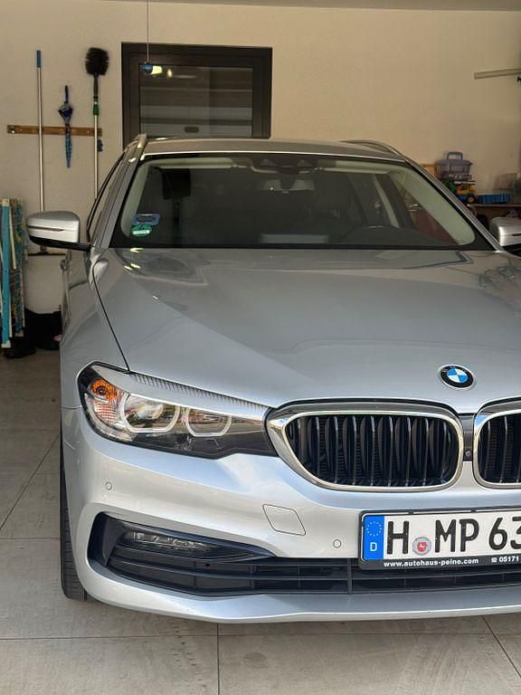 Grau Gebraucht 2019 BMW 520 Sport Line Kombi | 20.999 € (Fairer Preis) - Bild 1/4