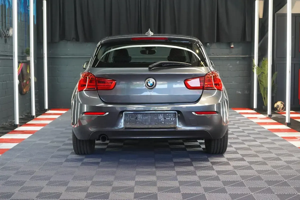 Gebraucht BMW 118 Advantage 136 PS (100 kW) 2015 Grau Kleinwagen