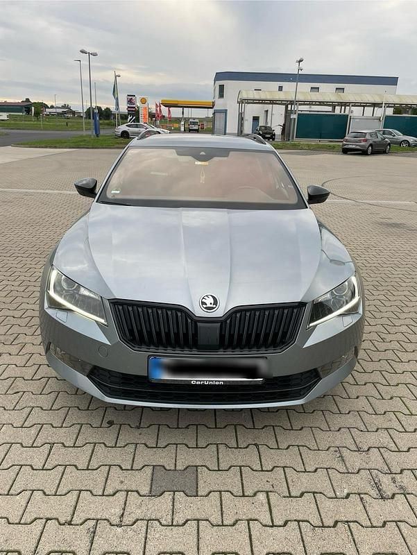 Grau Gebraucht 2017 Skoda Superb SportLine Kombi | 17.000 € (Fairer Preis) - Bild 1/4