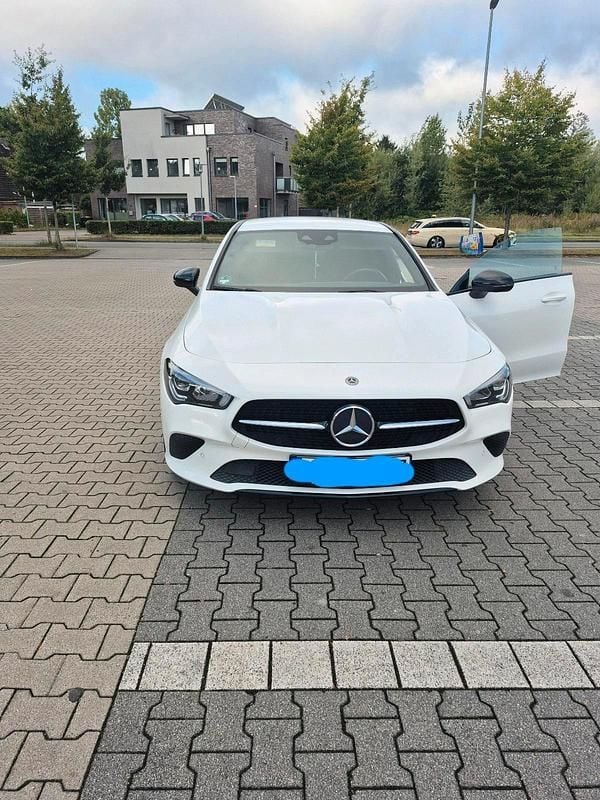 Weiß Gebraucht 2020 Mercedes CLA180 Limousine | 29.900 € (Teuer) - Bild 1/4