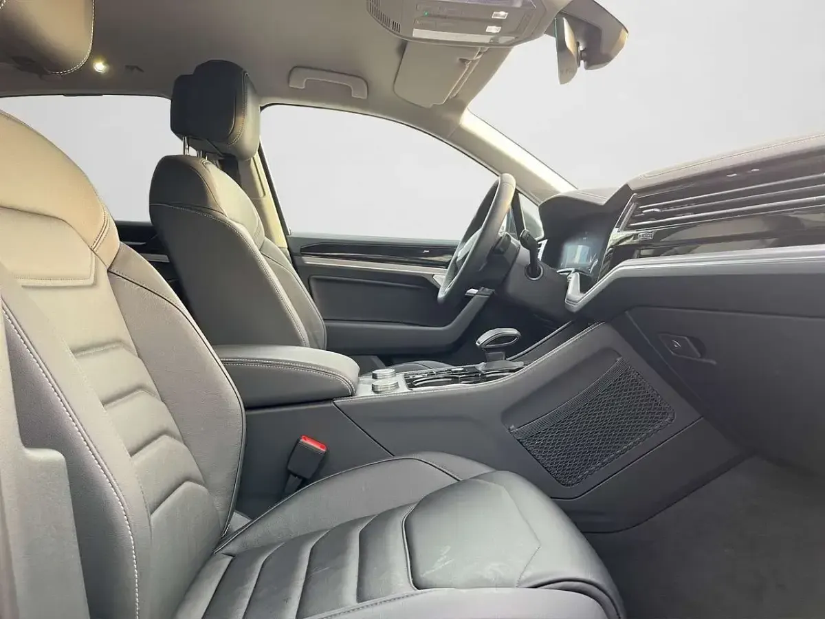 Gebraucht VW Touareg Basis 286 PS (210 kW) 2025 Siliziumgrau metallic (metallic) SUV