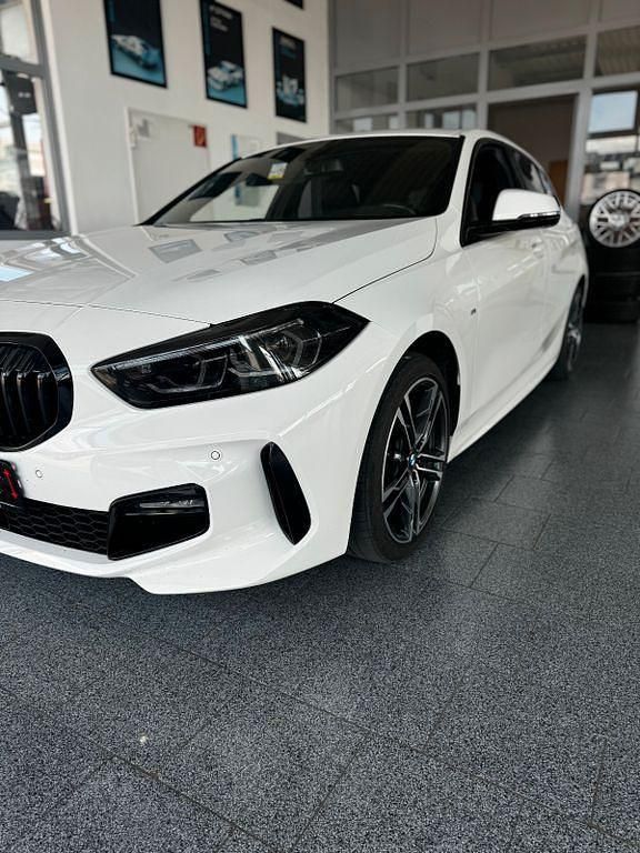 Weiß Gebraucht 2021 BMW 118 Shadowline Kleinwagen | 27.000 € (Teuer) - Bild 1/4