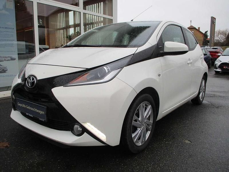 Schneeweiß Gebraucht 2014 Toyota Aygo X-play Kleinwagen | 6.990 € (Etwas zu teuer) - Bild 1/4
