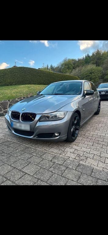 Second-hand BMW 318 143 CP (105 kW) 2011 Argintiu Berlinǎ