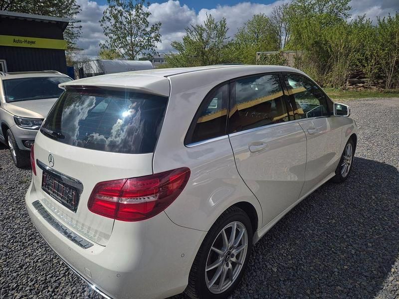Gebraucht Mercedes B180 Style 122 PS (89 kW) 2017 Weiß Kleinwagen