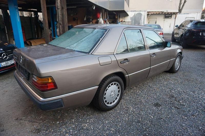 Gebraucht Mercedes E230 132 PS (97 kW) 1989 Braun Limousine
