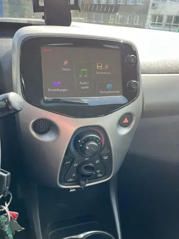 Gebraucht Toyota Aygo X-play 69 PS (50 kW) 2017 Weiß Kleinwagen