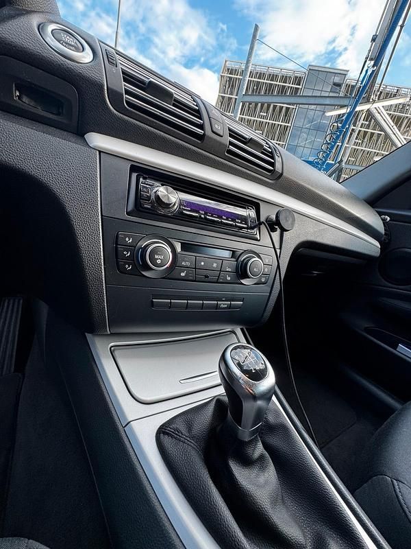 Weiß Gebraucht 2010 BMW 118 Coupé Coupé | 5.500 € (Fairer Preis) - Bild 1/4