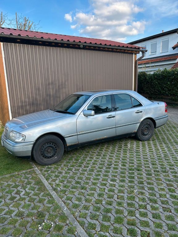 Silber Gebraucht 1995 Mercedes C220 Elegance Limousine | 2.900 € - Bild 1/4